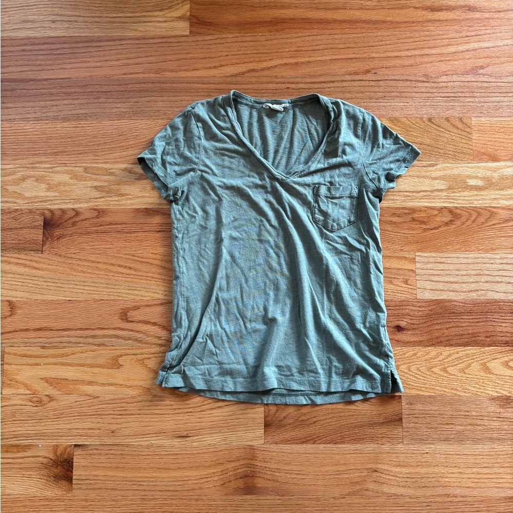 Caslon Women’s Green V-Neck Pocket T-Shirt Size S